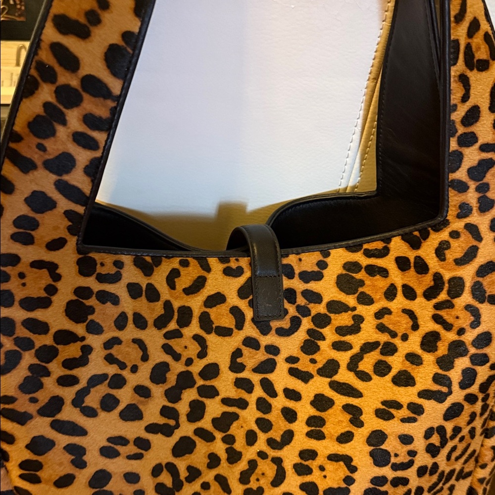 Saint Laurent Le 5 A 7 Bea Leopard Print Tote Bag - Picture 6 of 16